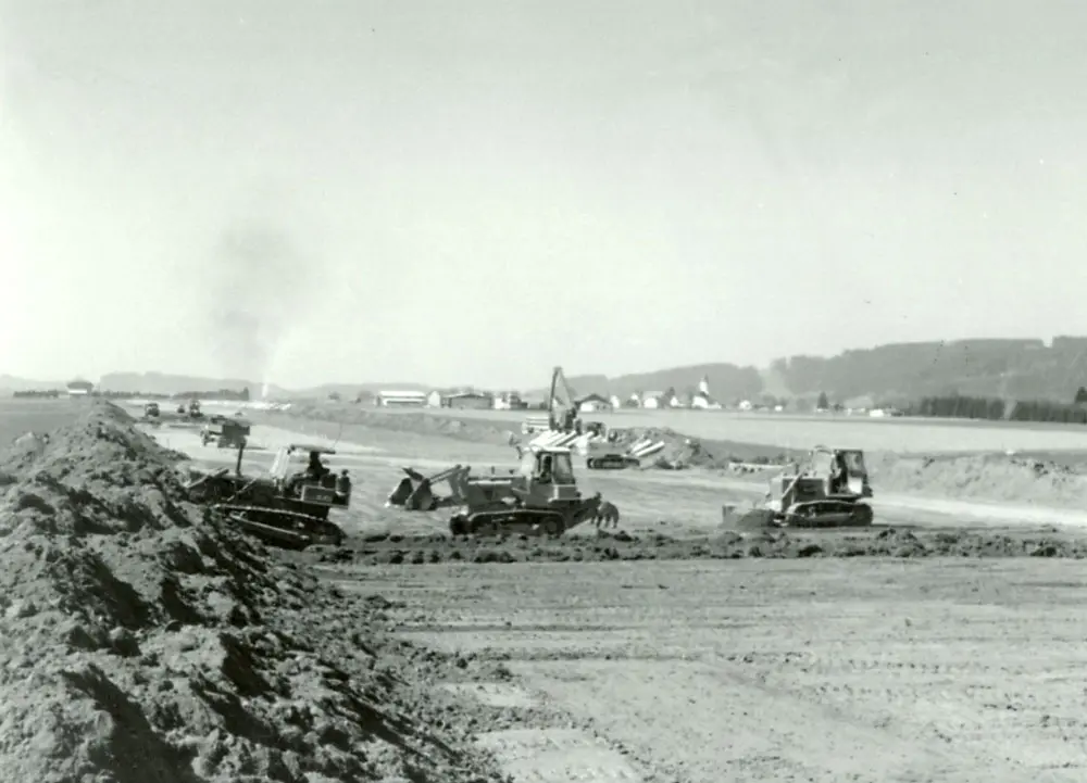 Asphaltierung der Landebahn 1974 1974: Asphaltierung der Landebahn mit 1020 m Länge und 20 m Breite.