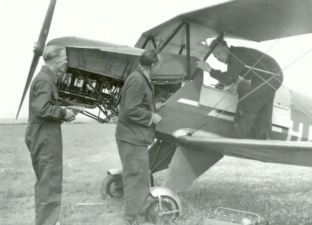 Flugzeug-Wartung 1955 1995:
40jähriges Bestehen mit großer Veranstaltung.
2000:
Einführung eines neuen datenbankgestützten Flugplatzabrechnungssystems.
2003/2004:
Anbau an Halle III: Schulungs- und Aufenthaltsraum für die örtlichen Fallschirmspringer "Nuggets".
2005:
Flugplatzfest und Jubiläum "50 Jahre Flugplatz Leutkirch/Unterzeil" mit mehr als 10000 Besuchern und einer großen Flugshow.
2005/2006:
Tower-Neubau.
2006:
Flugplatzfest – 50 Jahre Fliegergruppe Leutkirch-Unterzeil.
Umzug und Inbetriebnahme des neuen Towers. Umstellung auf ein komplett neues EDV-System (Hard- und Software) mit dynamischer Datenbertragung von Webcam- und Wetterdaten für das Internet.
Produktion und Veröffentlichung eines Internet-Auftrittes "www.flugplatz-leutkirch.de".
2007:
Einbau neuer Zapfsäulen mit digitaler Anbindung an das Tower-System zur Kontrolle und Abrechnung.